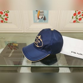 Классическая модель Prada, приятная на ощупь, изготовлена из кожи