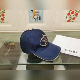 Классическая модель Prada, приятная на ощупь, изготовлена из кожи