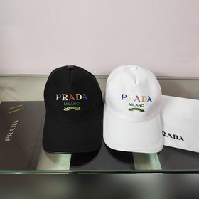 Классическая модель Prada, приятная на ощупь, изготовлена из кожи