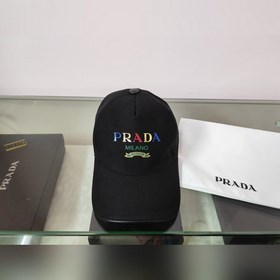 Классическая модель Prada, приятная на ощупь, изготовлена из кожи