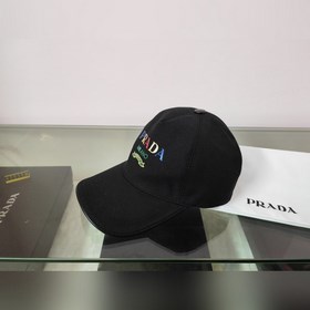 Классическая модель Prada, приятная на ощупь, изготовлена из кожи
