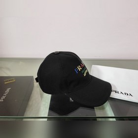 Классическая модель Prada, приятная на ощупь, изготовлена из кожи