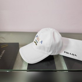 Классическая модель Prada, приятная на ощупь, изготовлена из кожи