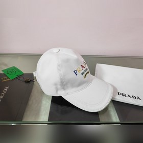 Классическая модель Prada, приятная на ощупь, изготовлена из кожи