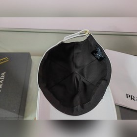 Классическая модель Prada, приятная на ощупь, изготовлена из кожи