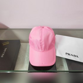 Классическая модель Prada, приятная на ощупь, изготовлена из кожи