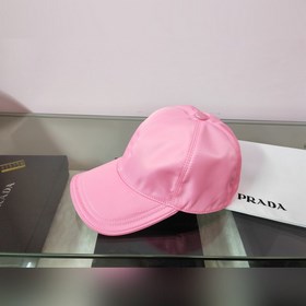 Классическая модель Prada, приятная на ощупь, изготовлена из кожи