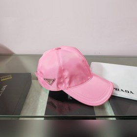 Классическая модель Prada, приятная на ощупь, изготовлена из кожи