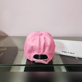 Классическая модель Prada, приятная на ощупь, изготовлена из кожи