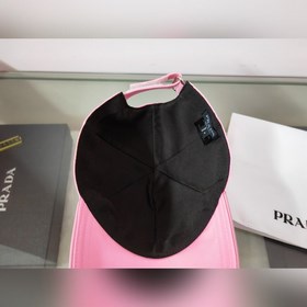Классическая модель Prada, приятная на ощупь, изготовлена из кожи