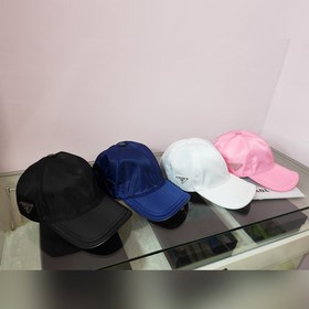 Классическая модель Prada, приятная на ощупь, изготовлена из кожи