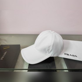 Классическая модель Prada, приятная на ощупь, изготовлена из кожи