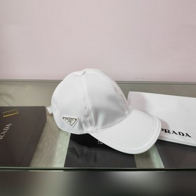 Классическая модель Prada, приятная на ощупь, изготовлена из кожи