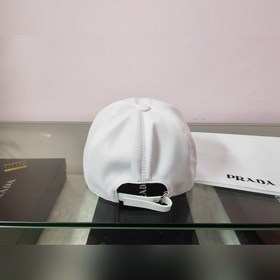 Классическая модель Prada, приятная на ощупь, изготовлена из кожи