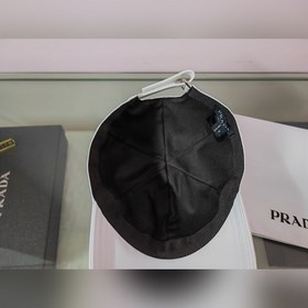 Классическая модель Prada, приятная на ощупь, изготовлена из кожи