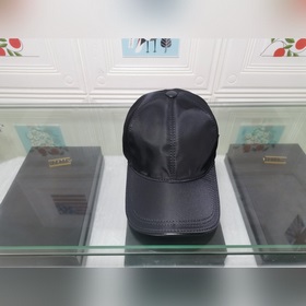 Классическая модель Prada, приятная на ощупь, изготовлена из кожи