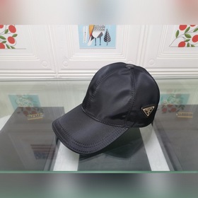 Классическая модель Prada, приятная на ощупь, изготовлена из кожи