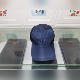 Классическая модель Prada, приятная на ощупь, изготовлена из кожи