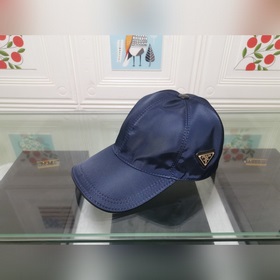 Классическая модель Prada, приятная на ощупь, изготовлена из кожи