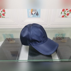 Классическая модель Prada, приятная на ощупь, изготовлена из кожи