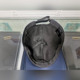Классическая модель Prada, приятная на ощупь, изготовлена из кожи