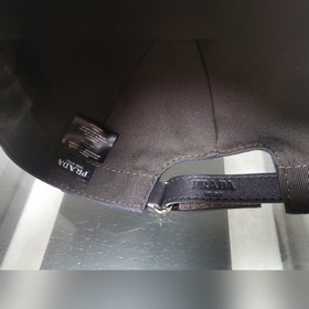 Классическая модель Prada, приятная на ощупь, изготовлена из кожи