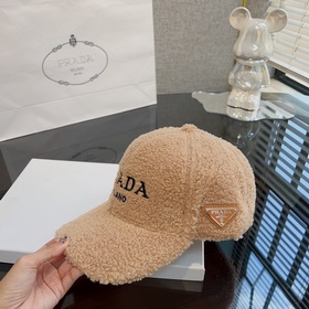 Prada (Прада) Оригинальная шерстяная бейсболка, металлическая эмб