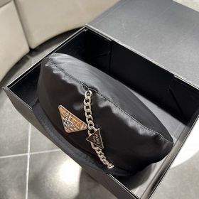 Новая беретка Prada Форма отлично сидит на голове. Видят лицо мен