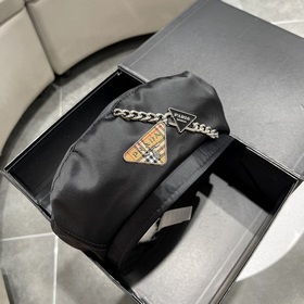 Новая беретка Prada Форма отлично сидит на голове. Видят лицо мен