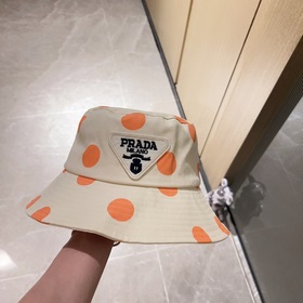 В комплекте с пылезащитным чехлом [PRADA] Рыбацкая кепка с треуго