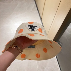 В комплекте с пылезащитным чехлом [PRADA] Рыбацкая кепка с треуго