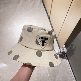 В комплекте с пылезащитным чехлом [PRADA] Рыбацкая кепка с треуго