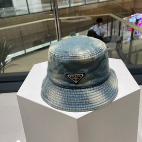 Рыбацкая кепка Prada Классическая рыбацкая кепка с треугольным зн