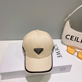 Prada – любимый бренд модников. Бейсболка с треугольным логотипом