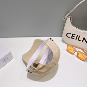 Prada – любимый бренд модников. Бейсболка с треугольным логотипом