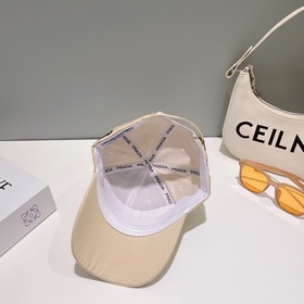 Prada – любимый бренд модников. Бейсболка с треугольным логотипом
