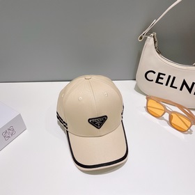 Prada – любимый бренд модников. Бейсболка с треугольным логотипом