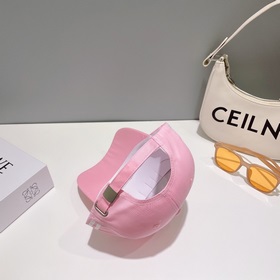 Prada – любимый бренд модников. Бейсболка с треугольным логотипом