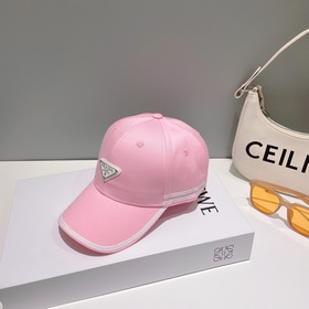 Prada – любимый бренд модников. Бейсболка с треугольным логотипом