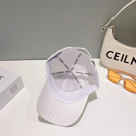 Prada – любимый бренд модников. Бейсболка с треугольным логотипом