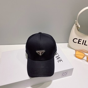PRADA Новая бейсболка с классическим треугольным логотипом. Модны