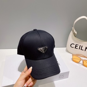 PRADA Новая бейсболка с классическим треугольным логотипом. Модны