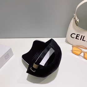 PRADA Новая бейсболка с классическим треугольным логотипом. Модны