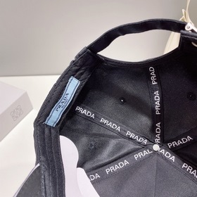 PRADA Новая бейсболка с классическим треугольным логотипом. Модны