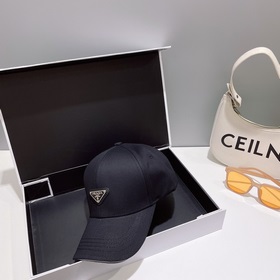 PRADA Новая бейсболка с классическим треугольным логотипом. Модны