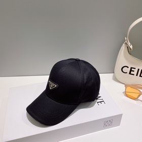 PRADA Новая бейсболка с классическим треугольным логотипом. Модны