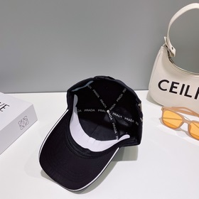 PRADA Новая бейсболка с классическим треугольным логотипом. Модны