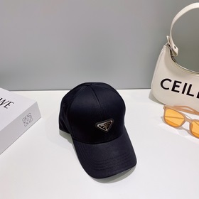 PRADA Новая бейсболка с классическим треугольным логотипом. Модны