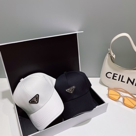 PRADA Новая бейсболка с классическим треугольным логотипом. Модны