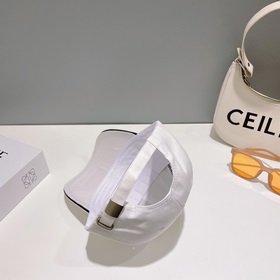 PRADA Новая бейсболка с классическим треугольным логотипом. Модны